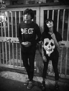 Oli sykes kissing his wife pic 680
